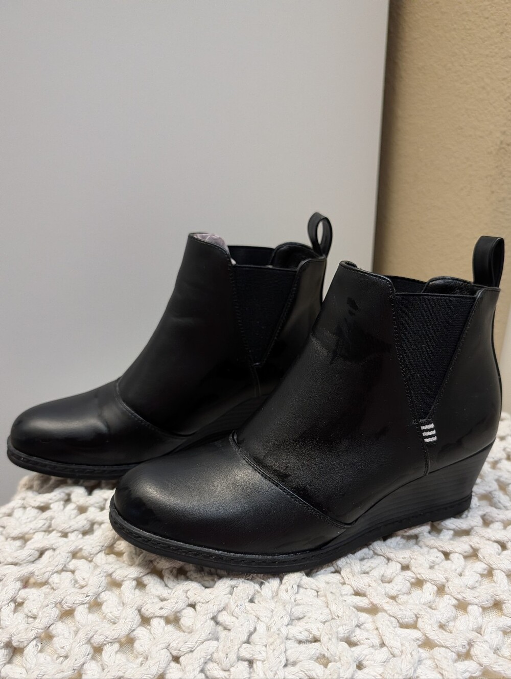 Vepose Black Wedge Ankle Booties